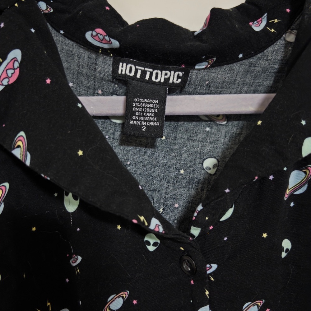 Hot Topic Cropped alien Button Down Shirt - 2X - Picture 2 of 3